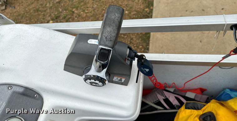 image for item NQ9553 2009 Manitou Osprey pontoon boat