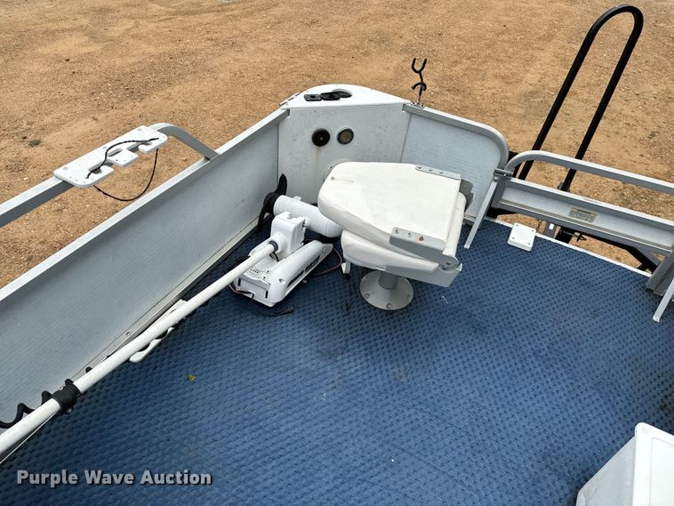 image for item NQ9553 2009 Manitou Osprey pontoon boat