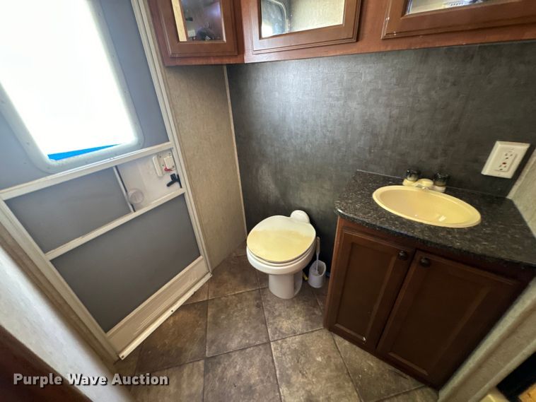 image for item NQ9731 2014 Heartland North Trail 26BRSS  camper