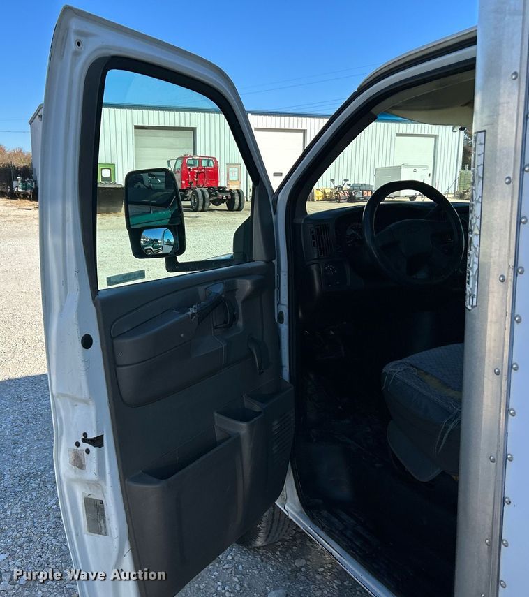 image for item NR9424 2007 Chevrolet Express 3500 box truck
