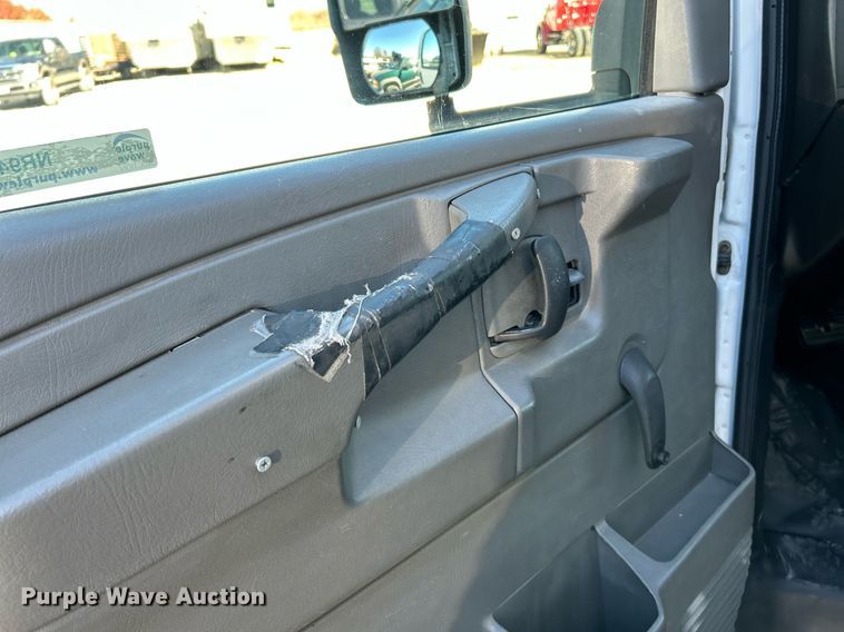 image for item NR9424 2007 Chevrolet Express 3500 box truck