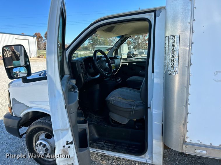 image for item NR9424 2007 Chevrolet Express 3500 box truck