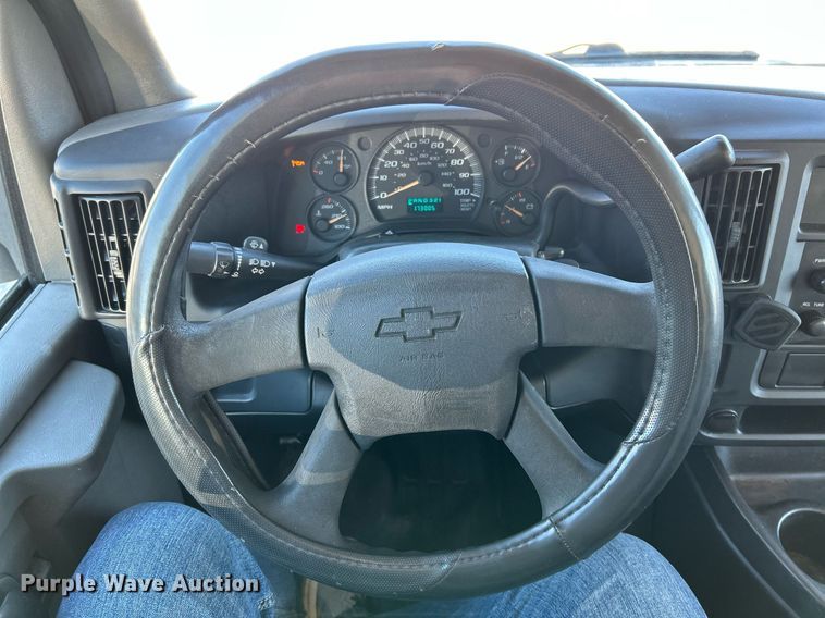 image for item NR9424 2007 Chevrolet Express 3500 box truck