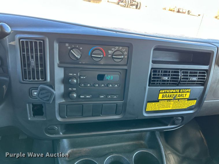 image for item NR9424 2007 Chevrolet Express 3500 box truck