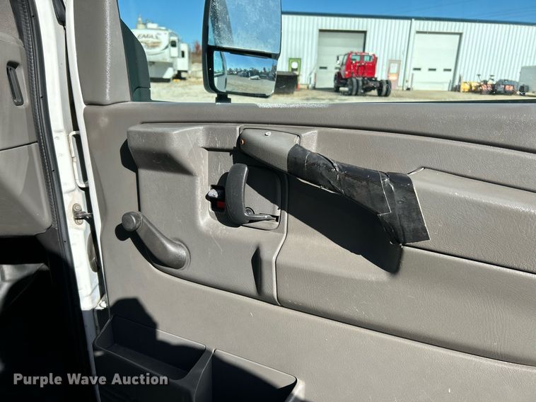 image for item NR9424 2007 Chevrolet Express 3500 box truck