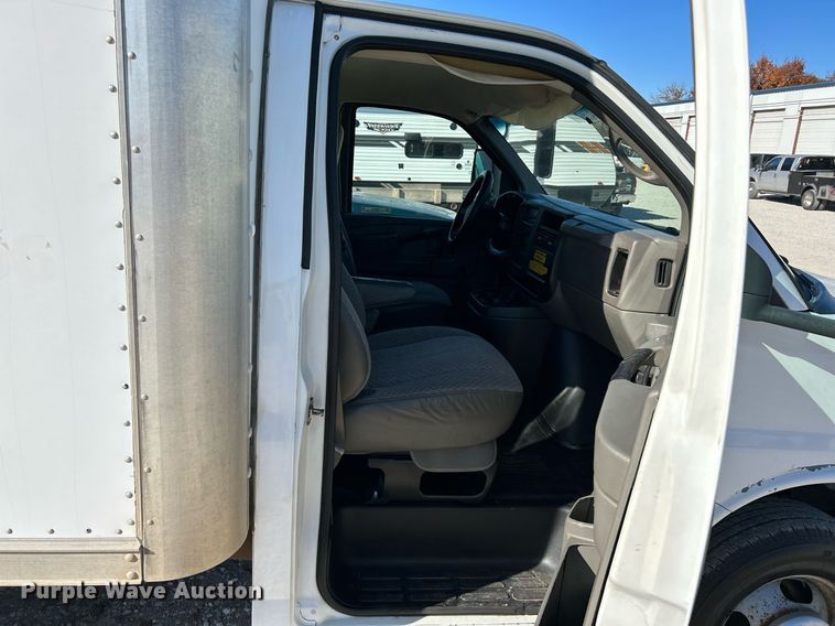 image for item NR9424 2007 Chevrolet Express 3500 box truck