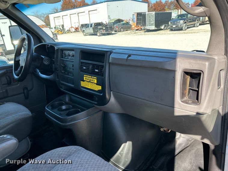 image for item NR9424 2007 Chevrolet Express 3500 box truck