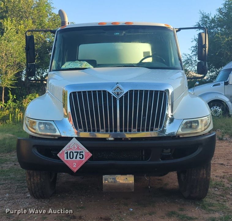 image for item NW9747 2008 International  Durastar  4300 tank truck