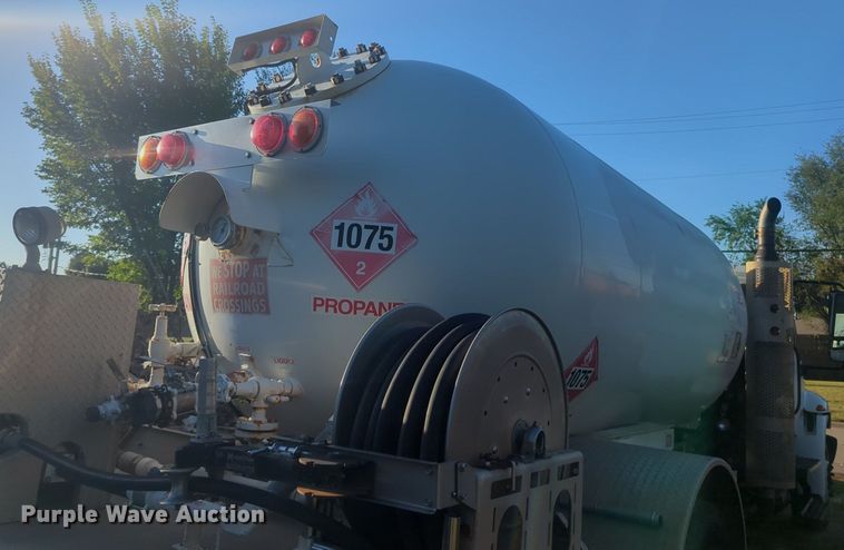 image for item NW9747 2008 International  Durastar  4300 tank truck