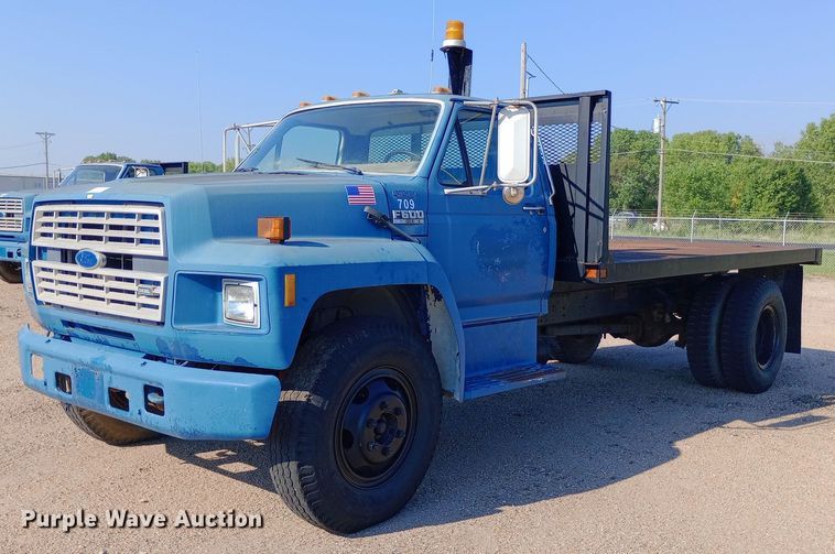 image for item NY9500 1989 Ford  F600 flatbed truck