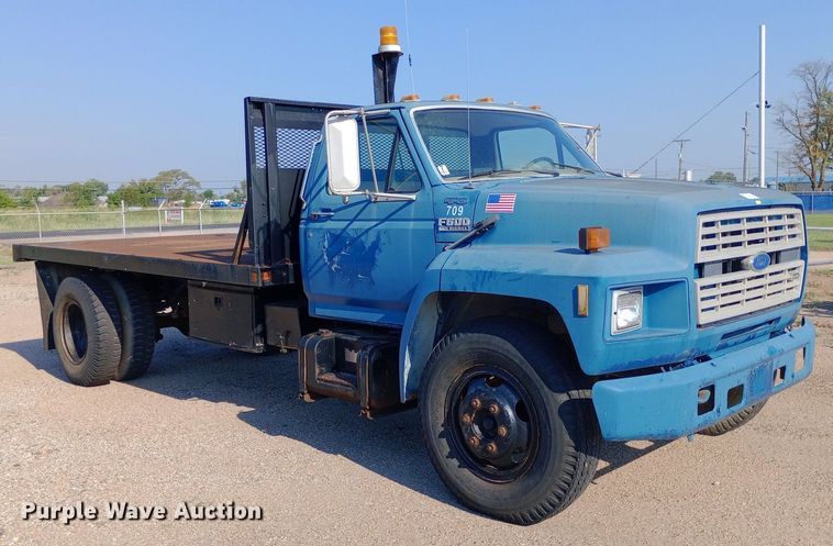 image for item NY9500 1989 Ford  F600 flatbed truck