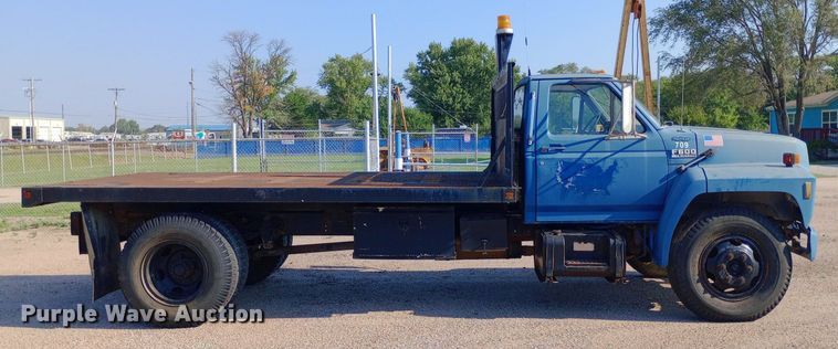 image for item NY9500 1989 Ford  F600 flatbed truck