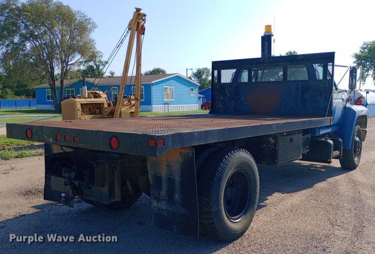 image for item NY9500 1989 Ford  F600 flatbed truck