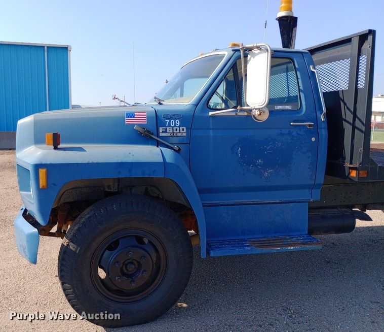 image for item NY9500 1989 Ford  F600 flatbed truck