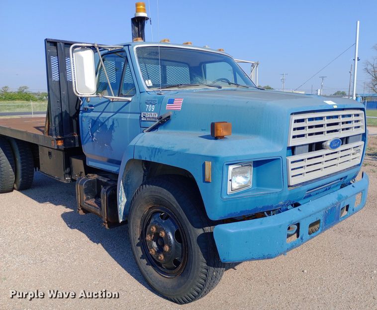 image for item NY9500 1989 Ford  F600 flatbed truck