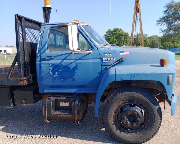 image for item NY9500 1989 Ford  F600 flatbed truck