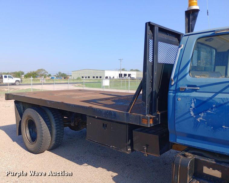image for item NY9500 1989 Ford  F600 flatbed truck