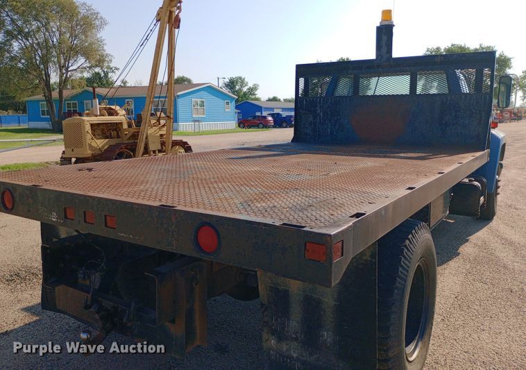 image for item NY9500 1989 Ford  F600 flatbed truck