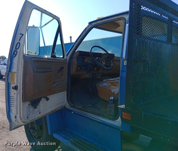 image for item NY9500 1989 Ford  F600 flatbed truck