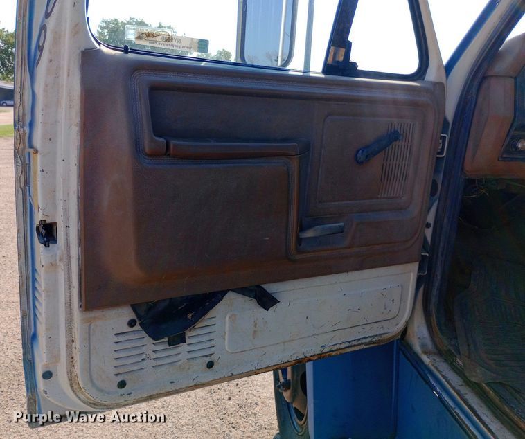 image for item NY9500 1989 Ford  F600 flatbed truck