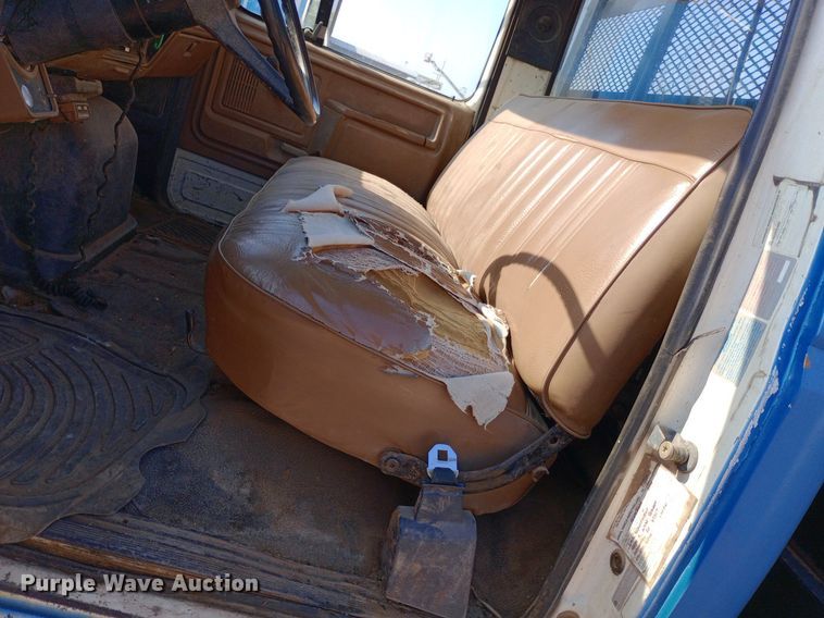 image for item NY9500 1989 Ford  F600 flatbed truck