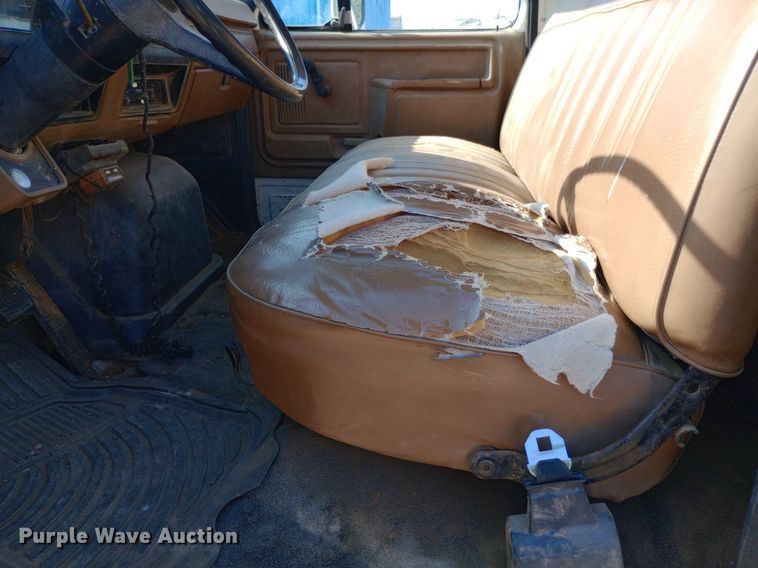 image for item NY9500 1989 Ford  F600 flatbed truck