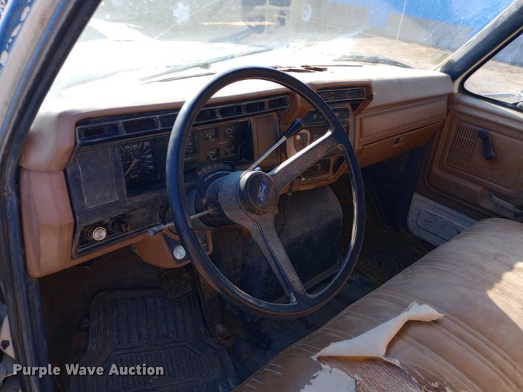 image for item NY9500 1989 Ford  F600 flatbed truck