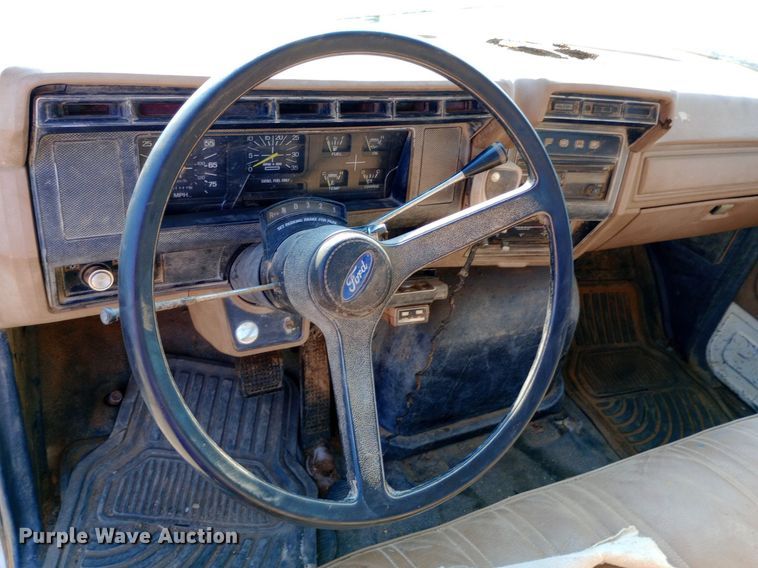 image for item NY9500 1989 Ford  F600 flatbed truck