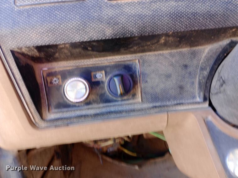 image for item NY9500 1989 Ford  F600 flatbed truck