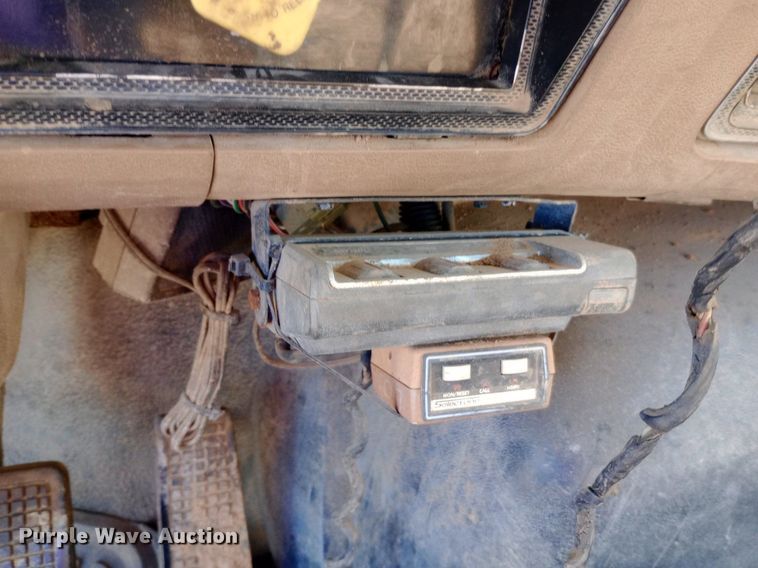 image for item NY9500 1989 Ford  F600 flatbed truck