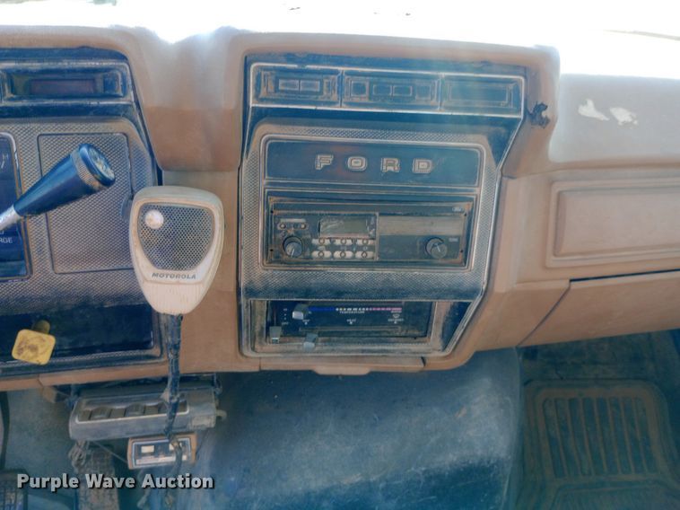 image for item NY9500 1989 Ford  F600 flatbed truck