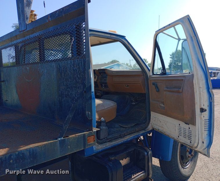 image for item NY9500 1989 Ford  F600 flatbed truck