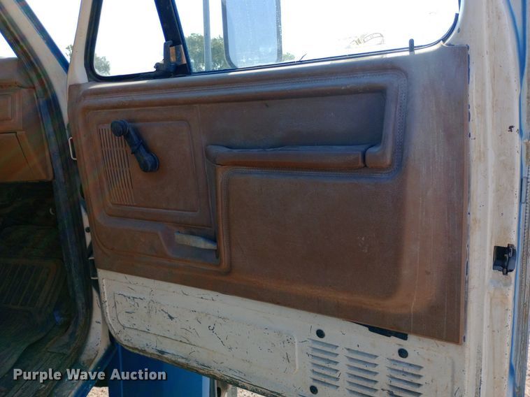 image for item NY9500 1989 Ford  F600 flatbed truck