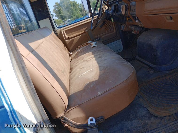 image for item NY9500 1989 Ford  F600 flatbed truck