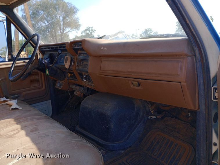 image for item NY9500 1989 Ford  F600 flatbed truck