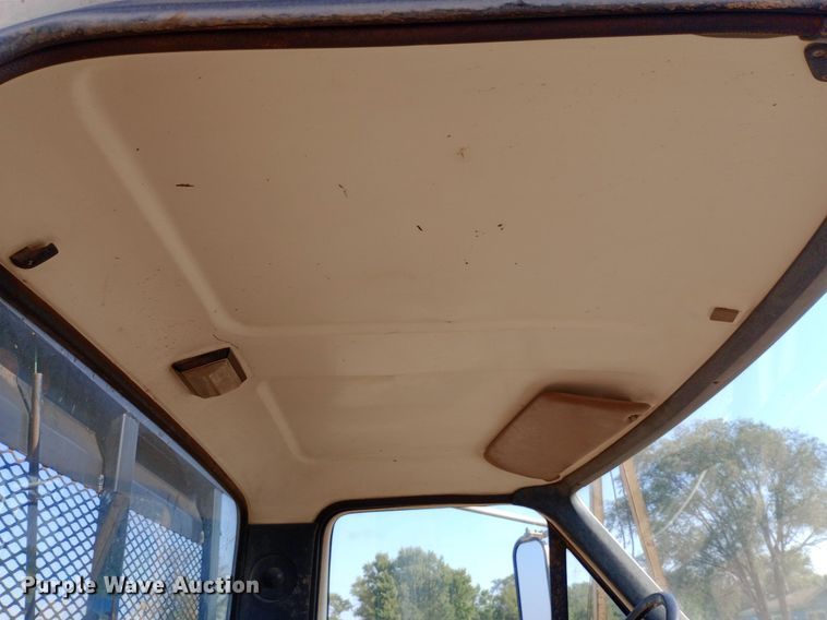 image for item NY9500 1989 Ford  F600 flatbed truck