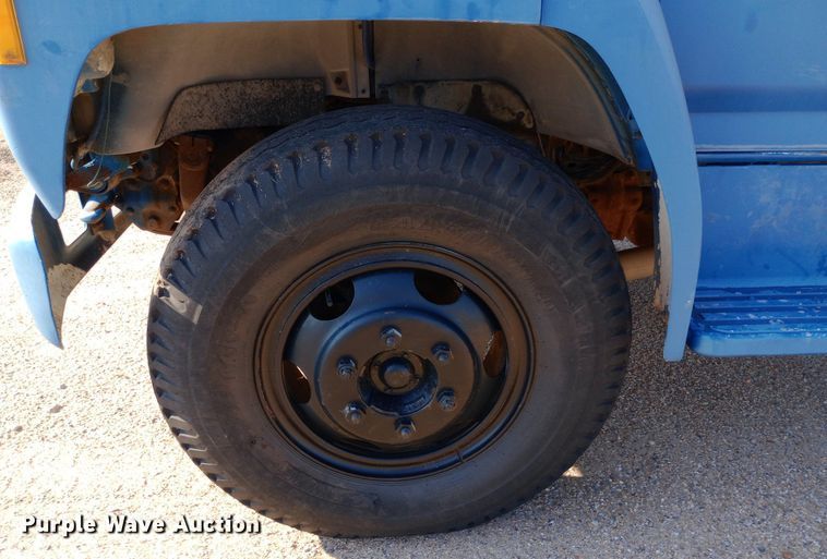 image for item NY9500 1989 Ford  F600 flatbed truck