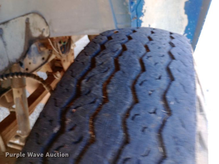 image for item NY9500 1989 Ford  F600 flatbed truck