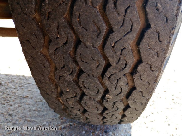 image for item NY9500 1989 Ford  F600 flatbed truck