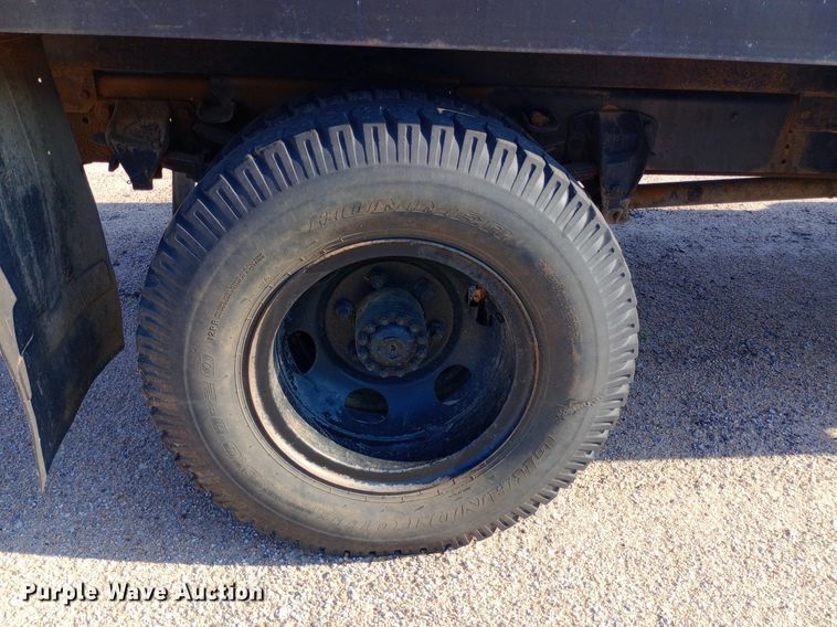 image for item NY9500 1989 Ford  F600 flatbed truck