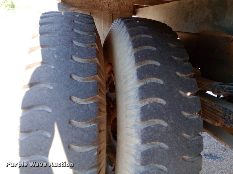 image for item NY9500 1989 Ford  F600 flatbed truck