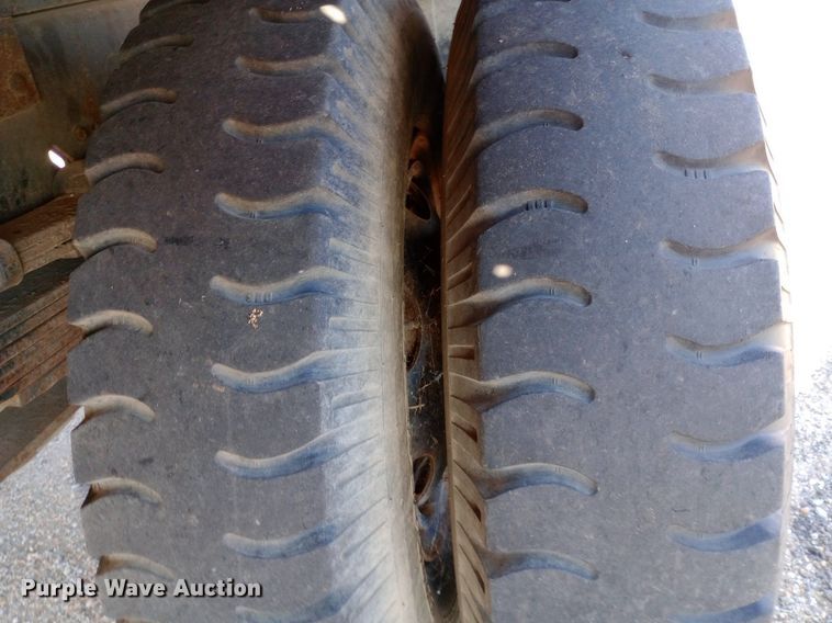 image for item NY9500 1989 Ford  F600 flatbed truck