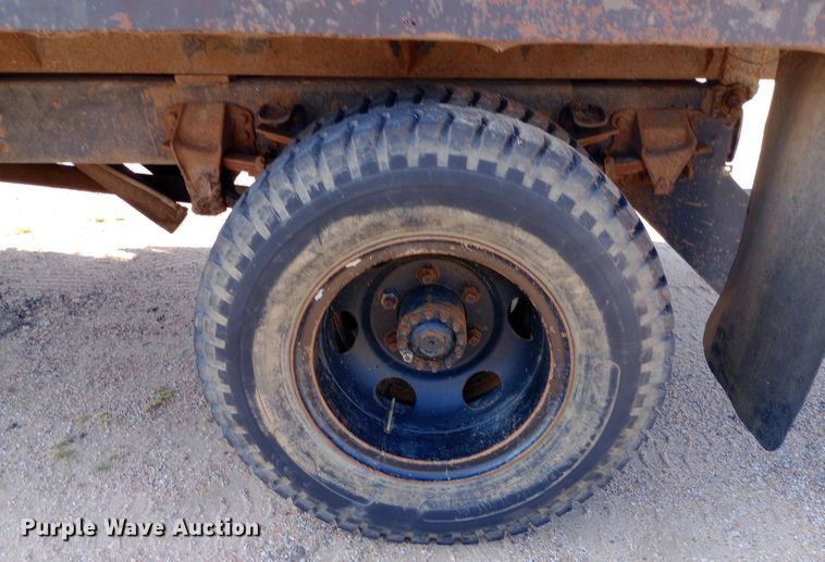 image for item NY9501 1989 Ford F600 dump flatbed truck