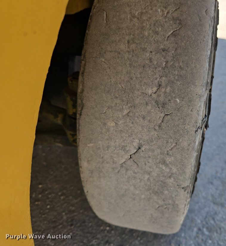 image for item OJ9825 Yale  GLC050VXNVSE094 forklift