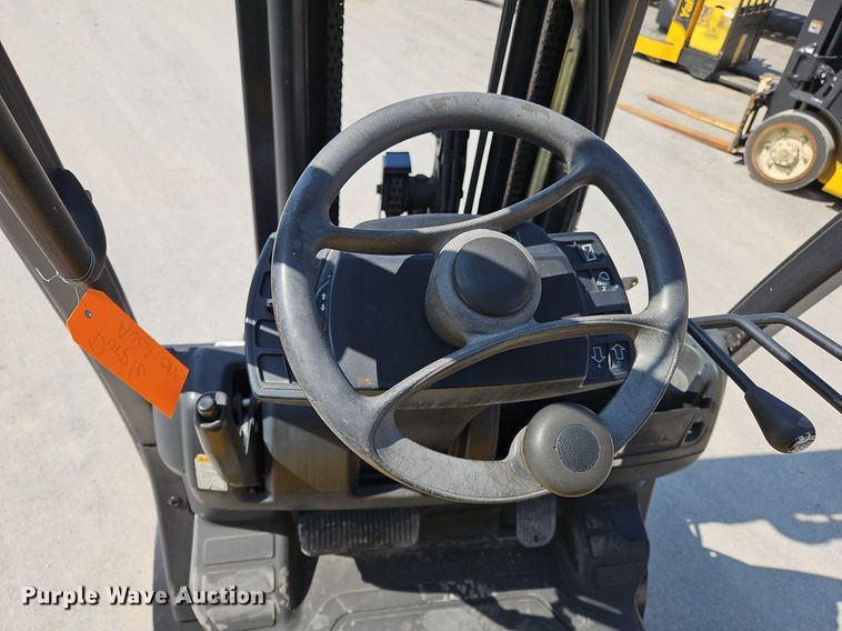 image for item OJ9826 Yale GLC050VXNVSE083 forklift