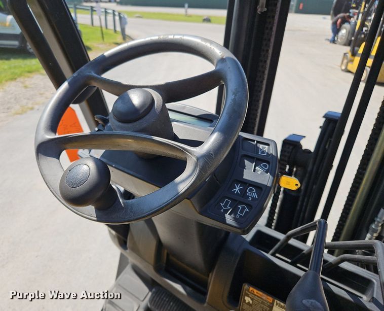 image for item OJ9826 Yale GLC050VXNVSE083 forklift