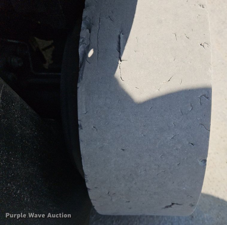 image for item OJ9826 Yale GLC050VXNVSE083 forklift