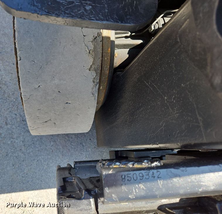 image for item OJ9826 Yale GLC050VXNVSE083 forklift