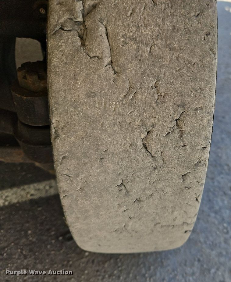 image for item OJ9826 Yale GLC050VXNVSE083 forklift