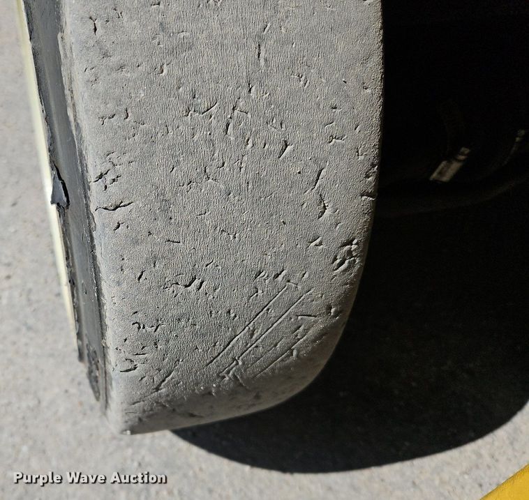 image for item OJ9826 Yale GLC050VXNVSE083 forklift